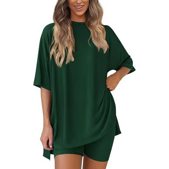 Casual-sporty summer set with flattering silhouette