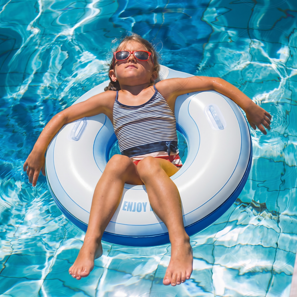 Swim ring with built-in pump for quick inflation