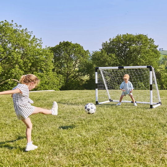 Kids soccer goal for backyard penalty shootouts