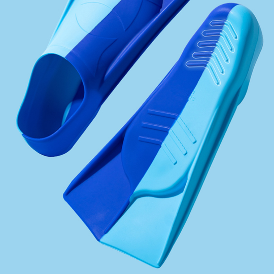 Training swim fins for streamlined swimming position