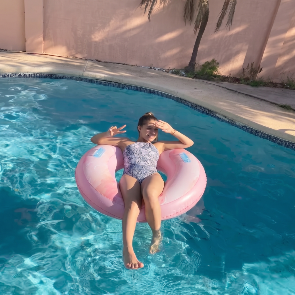 Swim ring with two sturdy handles for grip