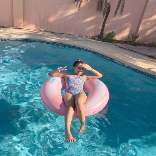 Swim ring with two sturdy handles for grip